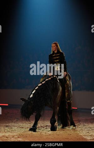 Elise Roméo présente son spectacle « l'équilibre des forces ». Ce numéro de dressage rassemble autour d'Elise Roméo des races françaises de chevaux lourds (Boulonnais, Ardennes, Comtois, Draft Breton, Auxois, projet Poitevin Mulassier, projet Percheron du Nord). Elle vous invite à dépoussiérer des idées préconçues avec notamment son étalon Cob Normand et sa mule « Juju », à l’exposition Park d’Avignon le 26 janvier 2025. Photo de Cyrille Bernard/ABACAPRESS. COM Banque D'Images