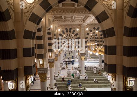 Médine, Arabie Saoudite - 3 juillet 2024 : pèlerins du Hadj dans la mosquée Nabawi, la mosquée du Prophète dans la ville de Médine, Arabie Saoudite. Banque D'Images