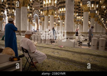 Médine, Arabie Saoudite - 1er juillet 2024 : pèlerins du Hadj dans la mosquée Nabawi, la mosquée du Prophète dans la ville de Médine, Arabie Saoudite. Banque D'Images