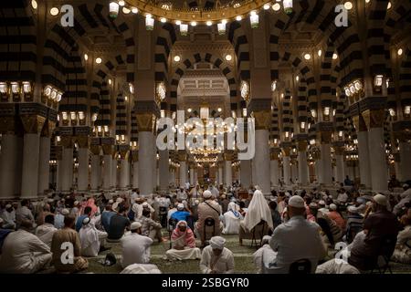 Médine, Arabie Saoudite - 5 juillet 2024 : pèlerins du Hadj écoutant une conférence à l'intérieur de la mosquée Nabawi, la mosquée du Prophète dans la ville de Médine, AR saoudienne Banque D'Images