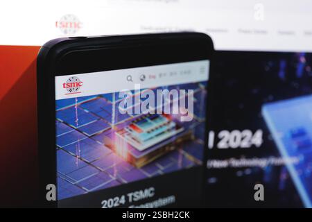 Gros plan d'un smartphone affichant le site Web TSMC - Taiwan Semiconductor Manufacturing Company. 3 février 2025 Banque D'Images