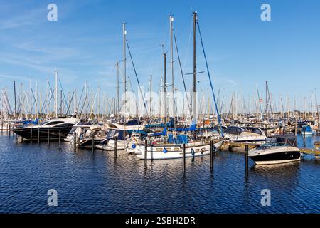 Marina avec des voiliers voguant yachts à la mer Baltique à Heiligenhafen, Allemagne Banque D'Images