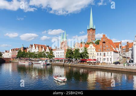 La vieille ville de Lübeck avec la rivière Trave ville hanséatique de Lübeck en Allemagne Banque D'Images