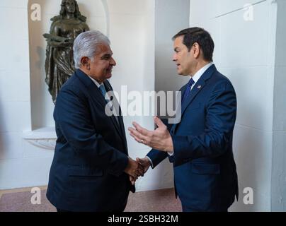 Panama City, Panama. 02 février 2025. U. Le secrétaire d'État Marco Rubio, à droite, est accueilli par le président panaméen Jose Raul Mulino, à gauche, avant le début des réunions bilatérales au palais présidentiel, le 2 février 2025 à Colon, Panama. Crédit : Freddie Everett/US State Department photo/Alamy Live News Banque D'Images