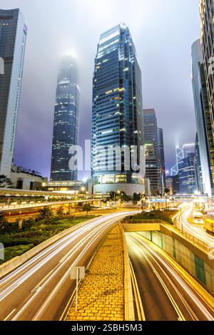 Hong Kong à la circulation nocturne avec rues et gratte-ciel format portrait du centre-ville à Hong Kong, Chine Banque D'Images