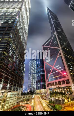 Hong Kong à la circulation nocturne des voitures avec gratte-ciel format portrait Central District à Hong Kong, Chine Banque D'Images