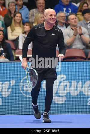 Asheville, Caroline du Sud, États-Unis. 02 février 2025. SC. 02 février 2025. Andre Agassi lors d'une apparition publique pour Stars Servin' Up Love Celebrity Tennis Hurricane Helene Benefit, Harrah's Cherokee Center, Asheville, SC, 2 février, 2025. crédit : Derek Storm/Everett Collection/Alamy Live News crédit : Everett Collection Inc/Alamy Live News Banque D'Images