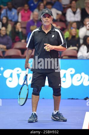 Asheville, Caroline du Sud, États-Unis. 02 février 2025. SC. 02 février 2025. ESAI Morales lors d'une apparition publique pour Stars Servin' Up Love Celebrity Tennis Hurricane Helene Benefit, Harrah's Cherokee Center, Asheville, SC, 2 février, 2025. crédit : Derek Storm/Everett Collection/Alamy Live News crédit : Everett Collection Inc/Alamy Live News Banque D'Images