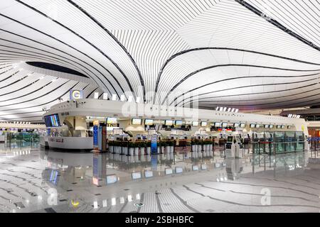 Pékin, Chine - 11 avril 2024 : Nouveau terminal de l'aéroport international de Daxing à Pékin, Chine. Banque D'Images