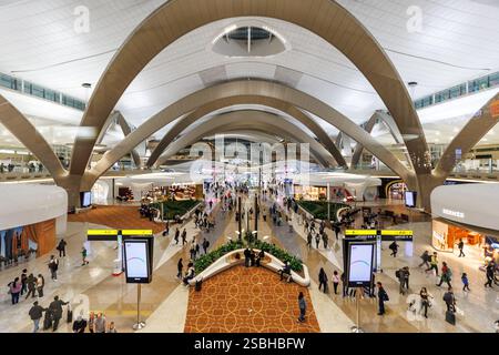 Abu Dhabi, Émirats arabes Unis - 30 mars 2024 : terminal de l'aéroport international Zayed à Abu Dhabi, Émirats arabes Unis. Banque D'Images