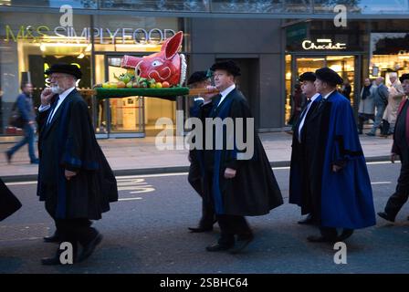 Boars Head parade et cérémonie de cérémonie City of London tradition. La Worshipful Company of Butchers quitte le Pewterers Hall, pour la courte promenade annuelle jusqu'au Mansion House. Ces jours-ci, en raison des règles et règlements de santé et de sécurité, un modèle de tête de sanglier en papier maché est transporté en procession, qui à l'arrivée est présenté au Lord Mayor. Les bouchers sont l'une des plus anciennes entreprises de livrée de la ville, les origines de cette tradition remontent à 1343. Londres, Angleterre 9 décembre 2015 2010s UK HOMER SYKES Banque D'Images