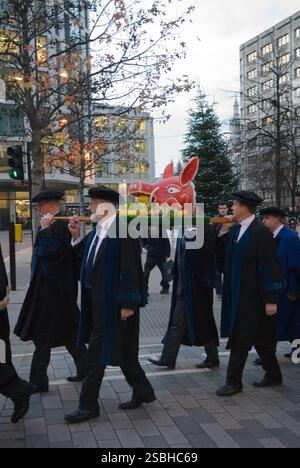 Boars Head Ceremony City of London tradition. La Worshipful Company of Butchers quitte le Pewterers Hall, pour la courte promenade annuelle jusqu'au Mansion House. Ces jours-ci, en raison des règles et règlements de santé et de sécurité, un modèle de tête de sanglier en papier maché est transporté en procession, qui à l'arrivée est présenté au Lord Mayor. Les bouchers sont l'une des plus anciennes entreprises de livrée de la ville, les origines de cette tradition remontent à 1343. Londres, Angleterre 9 décembre 2015 2010s UK HOMER SYKES Banque D'Images