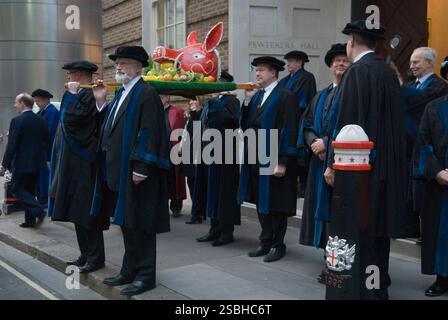 Cérémonie de la tête des sangliers. Worshipful Company of Butchers, quittez le Pewterers Hall, pour la courte promenade annuelle jusqu'au Mansion House. Ces jours-ci, en raison des règles et règlements de santé et de sécurité, un modèle de tête de sanglier en papier maché est transporté en procession, qui à l'arrivée est présenté au Lord Mayor. Les bouchers sont l'une des plus anciennes entreprises de livrée de la ville, les origines de cette tradition remontent à 1343. Londres, Angleterre 9 décembre 2015 2010s UK HOMER SYKES Banque D'Images
