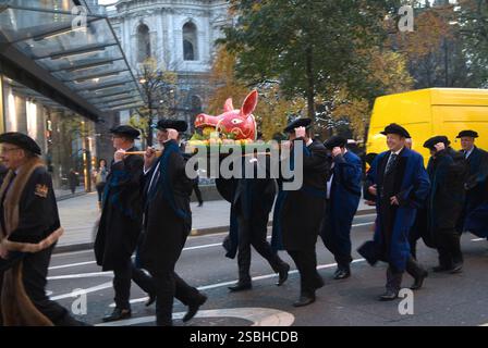 Worshipful Company of Butchers, Boars Head Ceremony, le défilé quitte le Pewterers Hall, pour la courte promenade annuelle à la maison de maître. Ces jours-ci, en raison des règles et règlements de santé et de sécurité, un modèle de tête de sanglier en papier maché est transporté en procession, qui à l'arrivée est présenté au Lord Mayor. Les bouchers sont l'une des plus anciennes entreprises de livrée de la ville, les origines de cette tradition remontent à 1343. Londres, Angleterre 9 décembre 2015 2010s UK HOMER SYKES Banque D'Images