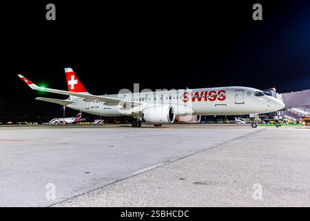 Stuttgart, Allemagne - 30 novembre 2024 : Airbus A220-300 de Swiss International Air Lines à l'aéroport de Stuttgart en Allemagne. Banque D'Images
