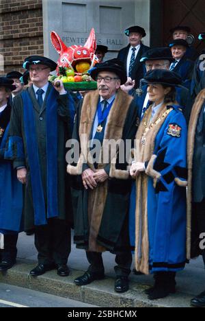 City of London Livery Company. La Worshipful Company of Butchers, Boars Head Ceremony, le défilé quittent le Pewterers Hall, pour la courte promenade annuelle jusqu'au Mansion House. Ces jours-ci, en raison des règles et règlements de santé et de sécurité, un modèle de tête de sanglier en papier maché est transporté en procession, qui à l'arrivée est présenté au Lord Mayor. Les bouchers sont l'une des plus anciennes entreprises de livrée de la ville, les origines de cette tradition remontent à 1343. Londres, Angleterre 9 décembre 2015 2010s UK HOMER SYKES Banque D'Images