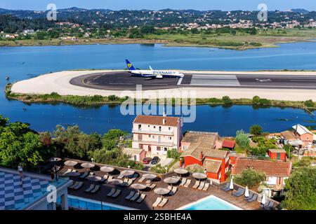 Corfou, Grèce - 7 juin 2024 : Ryanair Boeing 737-800 à l'aéroport de Corfou en Grèce. Banque D'Images