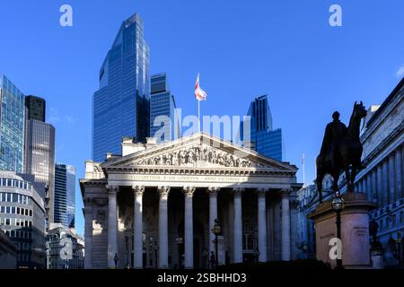 Londres, Royaume-Uni. 30 janvier 2025 le bâtiment Royal Exchange flanqué de Threadneedle Street et Bank Junction au cœur de la City de Londres, financi Banque D'Images