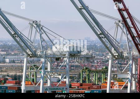 Grue industrielle avec conteneurs maritimes au port de Los Angeles. Los Angeles, CA États-Unis le 3 avril 2021 Banque D'Images