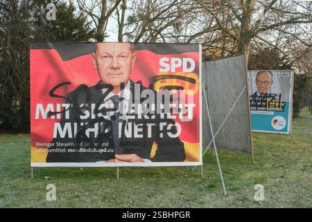 Wahlplakat vom Bundeskanzlerkandidaten der SPD Olaf Scholz zur Wahl zum 21. Deutschen Bundestag AM 23. Février 2025 an der Inneren Kanalstrasse à Köln. DAS Plakat ist mit dem Spruch Soziale Kälte und AFD beschmiert worden. Rechts im Hintergrund ein Plakat von Friedrich Merz von der CDU *** affiche électorale du candidat chancelier du SPD Olaf Scholz pour l'élection au 21e Bundestag allemand le 23 février 2025 sur l'Innere Kanalstrasse à Cologne. L'affiche a été bafouée avec le slogan ÔSoziale Kälte und AFDÕ la froideur sociale et l'AFD. En arrière-plan à droite se trouve une affiche de Friedrich mer Banque D'Images