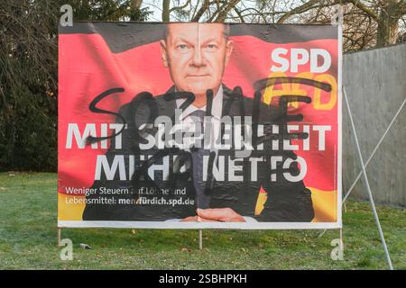 Wahlplakat vom Bundeskanzlerkandidaten der SPD Olaf Scholz zur Wahl zum 21. Deutschen Bundestag AM 23. Février 2025 an der Inneren Kanalstrasse à Köln. DAS Plakat ist mit dem Spruch Soziale Kälte und AFD beschmiert worden. *** Affiche électorale du candidat chancelier du SPD Olaf Scholz pour l'élection au 21e Bundestag allemand le 23 février 2025 sur Innere Kanalstrasse à Cologne. L'affiche a été bafouée avec le slogan ÔSoziale Kälte und AFDÕ la froideur sociale et l'AFD. Nordrhein-Westfalen Deutschland, Allemagne GMS18449 Banque D'Images