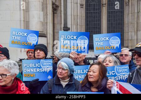 Londres, Royaume-Uni. 03rd Feb, 2025. Les manifestants tiennent des pancartes « bloquer le sauvetage » pendant la manifestation devant les cours royales de justice. Les militants ont défilé des cours royales de justice au Rolls Building, exhortant la cour à bloquer la demande de Thames Water pour un sauvetage de 3 milliards de livres, qui coûterait à chaque ménage 250 livres par an. Les manifestants réclament également que la compagnie des eaux devienne une propriété publique. Crédit : SOPA images Limited/Alamy Live News Banque D'Images