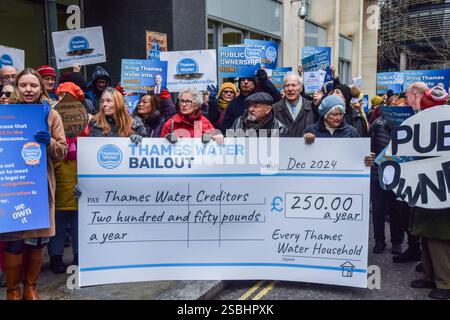 Londres, Royaume-Uni. 03rd Feb, 2025. Les manifestants tiennent un chèque géant et des pancartes opposés au sauvetage, pendant la manifestation devant le Rolls Building. Les militants ont défilé des cours royales de justice au Rolls Building, exhortant la cour à bloquer la demande de Thames Water pour un sauvetage de 3 milliards de livres, qui coûterait à chaque ménage 250 livres par an. Les manifestants réclament également que la compagnie des eaux devienne une propriété publique. Crédit : SOPA images Limited/Alamy Live News Banque D'Images