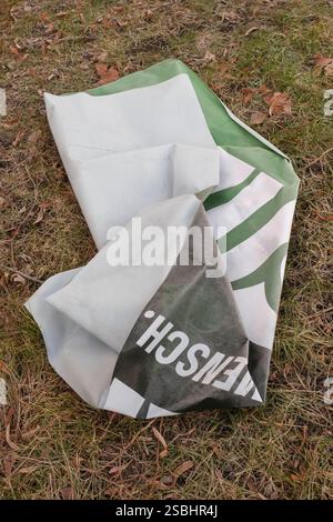 Wahlplakat in Köln zur Wahl zum 21. Deutschen Bundestag AM 23. Février 2025. Zerstörtes Plakat von Annalena Baerbock, Kandidatin von Die Grünen *** affiche électorale à Cologne pour l'élection au 21e Bundestag allemand du 23 février 2025. Affiche détruite d'Annalena Baerbock, candidate des Verts Nordrhein-Westfalen Deutschland, Allemagne GMS18458 Banque D'Images