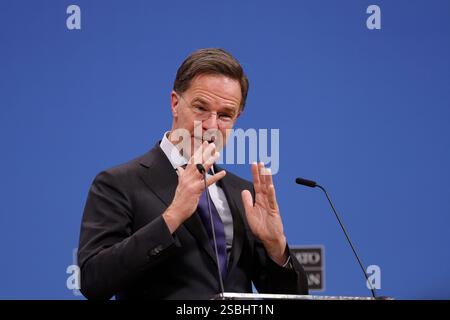 Le secrétaire général de l’OTAN, Mark Rutte, s’exprimant lors d’une conférence de presse avec le premier ministre Sir Keir Starmer au siège de l’OTAN à Bruxelles, en Belgique. Date de la photo : lundi 3 février 2025. Banque D'Images