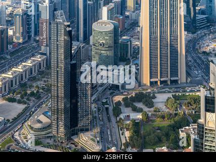 Paysage urbain de Dubaï photographié depuis le plus haut bâtiment du monde, le Burj Khalifa. Gratte-ciel futuristes s'entrecroisent avec d'énormes autoroutes de sortie. Banque D'Images
