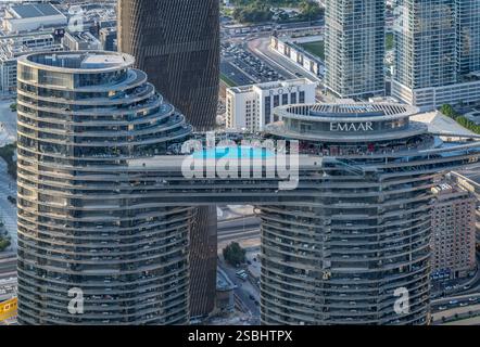 Paysage urbain de Dubaï photographié depuis le plus haut bâtiment du monde, le Burj Khalifa. Gratte-ciel futuristes s'entrecroisent avec d'énormes autoroutes de sortie. Banque D'Images