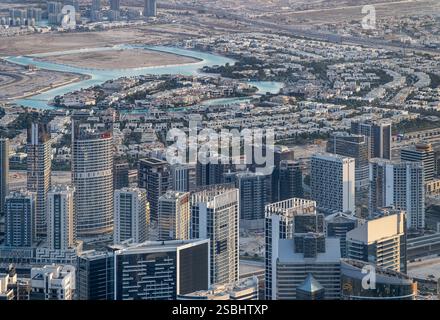 Paysage urbain de Dubaï photographié depuis le plus haut bâtiment du monde, le Burj Khalifa. Gratte-ciel futuristes s'entrecroisent avec d'énormes autoroutes de sortie. Banque D'Images
