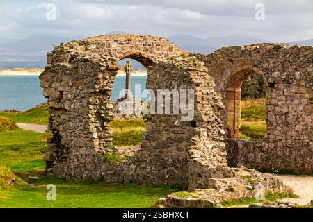 Eglwys Santes Dwynwen, les ruines de l'église St Dwynwen sur Ynys Llanddwyn une île au large de la côte d'Anglesey dans le nord du pays de Galles au Royaume-Uni. Banque D'Images