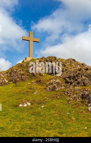 Paysage vallonné avec croix à Ynys Llanddwyn une petite île au large de la côte d'Anglesey dans le nord du pays de Galles au Royaume-Uni. Banque D'Images
