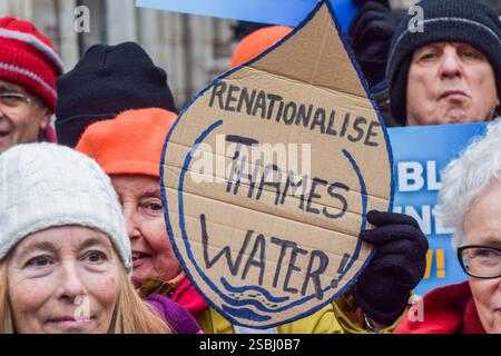 Londres, Royaume-Uni. 03rd Feb, 2025. Un manifestant tient une pancarte « renationalise Thames Water » pendant la manifestation devant les cours royales de justice. Les militants ont défilé des cours royales de justice au Rolls Building, exhortant la cour à bloquer la demande de Thames Water pour un sauvetage de 3 milliards de livres, qui coûterait à chaque ménage 250 livres par an. Les manifestants réclament également que la compagnie des eaux devienne une propriété publique. (Photo de Vuk Valcic/SOPA images/SIPA USA) crédit : SIPA USA/Alamy Live News Banque D'Images