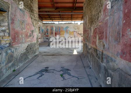 Sol en mosaïque avec lutteurs dans le Palestra dei Iuvenes, bâtiment VIII.2,23, dans les ruines romaines antiques de Pompéi, Italie. Le nom signifie Gy juvénile Banque D'Images