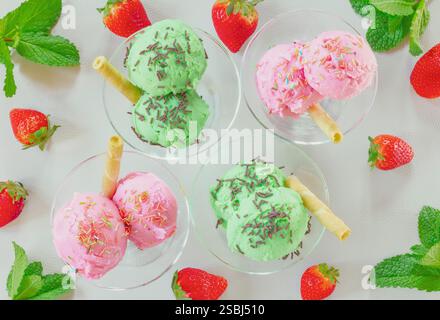 Summertime Ice Cream plat avec menthe et fraise. Banque D'Images