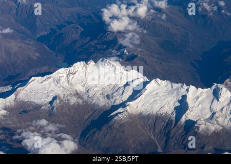 Vue aérienne des Alpes enneigées dans le nord-ouest de l'Italie. Banque D'Images