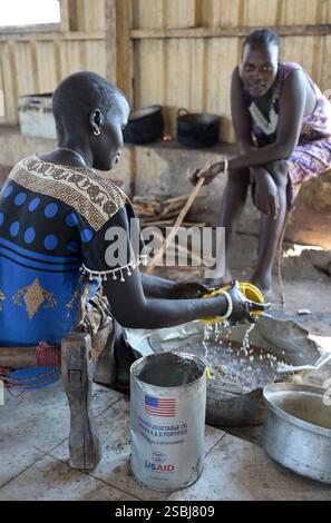 SOUDAN DU SUD, État du Haut-Nil, ville Renk, HCR centre de transit pour les réfugiés et les rapatriés de la guerre du Soudan, US AID Development Aid / SÜDSUDAN, État du Haut-Nil, Stadt Renk, Flüchtlinge und Rückkehrer aus dem Sudan suchen Schutz vor dem Krieg, UNHCR transit Flüchtlingslager BEI Renk, die Stadt liegt in der Nähe zur Grenze zum Sudan, Entwicklungshilfe USAID Blechdose mit Speiseöl Banque D'Images