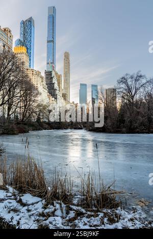 La beauté d'un étang gelé à Central Park, Manhattan, NY le 30 janvier 2025, entouré par l'emblématique skyline de New York. Banque D'Images