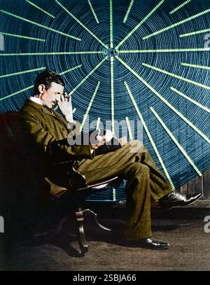 Nikola Tesla (1856-1943), inventeur et ingénieur serbo-américain qui a découvert le champ magnétique rotatif utilisé par les systèmes à courant alternatif (AC). Colorisé. Banque D'Images