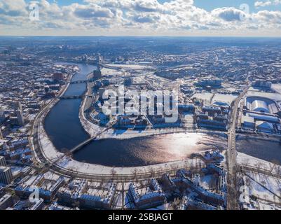 Vue aérienne de Charles River en hiver, y compris Anderson Memorial Bridge et John W. Weeks Footbridge, avec Boston Modern City skyline en arrière-plan Banque D'Images