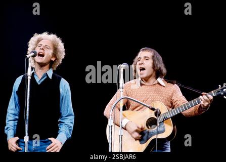 Paul Simon (à droite) et Art Garfunkel (à gauche) en concert, fin des années 1960 Photographie de Bernard Gotfryd. Banque D'Images