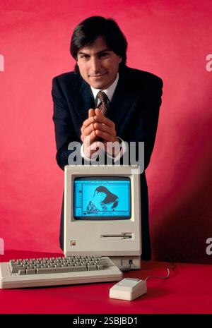 Steve Jobs (1955-2011) co-fondateur, président et PDG d'Apple et pionnier de la révolution de l'ordinateur personnel des années 1970 et 1980/nPhotographié par Bernard Gotfryd en 1984 avec un ordinateur Macintosh. Banque D'Images