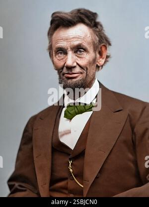 Photographie de la dernière séance officielle de portrait, le 5 février 1865, à Washington, D.C. L'une des cinq poses prises par Alexander Gardner dix semaines avant l'assassinat du président. Abraham Lincoln (1809 - 1865) était le 16e président américain. Il publie sa Proclamation d'émancipation en 1863 et promeut l'adoption du treizième amendement à la Constitution, abolissant l'esclavage. Colorisé. Banque D'Images