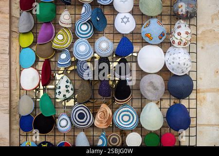 Les kippahs tricotés avec divers motifs, ornements et l'étoile de David sont vendus dans un magasin. Banque D'Images