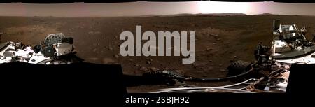 Panorama de mars pris le 20 février 2021 par les caméras de navigation, ou Navcams, à bord du rover Perseverance de la NASA. L'image est composée de six images individuelles. Banque D'Images