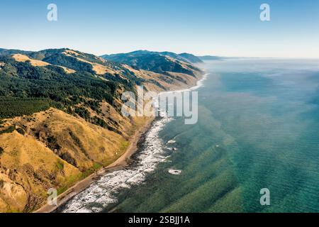 Drone vue sur les falaises et l'océan à la Lost Coast en Californie du Nord, États-Unis. Banque D'Images