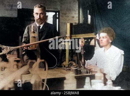 Marie et Pierre Curie dans leur laboratoire à Paris. Marie Curie (7 novembre 1867 - 4 juillet 1934) est une physicienne et chimiste franco-polonaise. Elle a été la première femme à remporter un prix Nobel, la seule femme à remporter un prix dans deux domaines, et la seule personne à remporter un prix dans de multiples sciences. Pierre Curie, né le 15 mai 1859 et mort le 19 avril 1906, est un physicien français, pionnier de la cristallographie, du magnétisme, de la piézoélectricité et de la radioactivité, et lauréat du prix Nobel. Aucun photographe crédité, circa 1900s. Colorisé. Banque D'Images