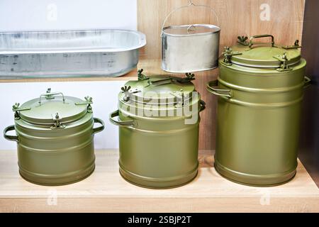 Thermos en métal vert de l'armée sur l'exposition du magasin Banque D'Images